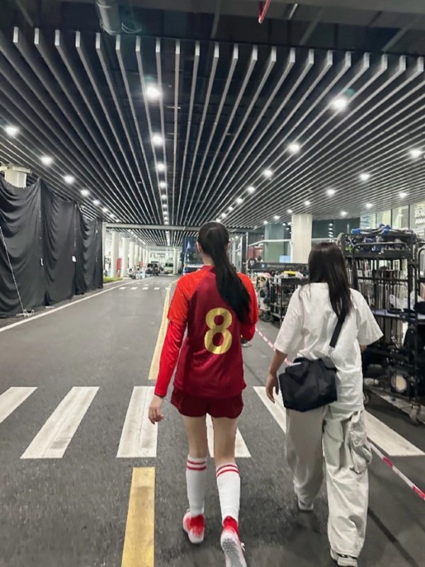 迪丽热巴穿《功夫女足》同款现身杭州，这就是钰珑本人吧！