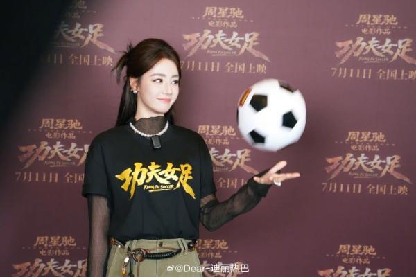 迪丽热巴穿《功夫女足》同款现身杭州，这就是钰珑本人吧！