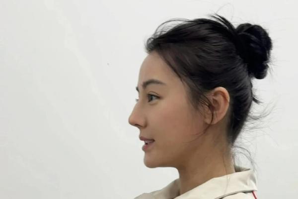迪丽热巴穿《功夫女足》同款现身杭州，这就是钰珑本人吧！