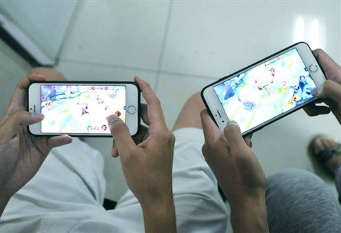 男子沉迷手游致手指僵硬这么避免沉迷手游