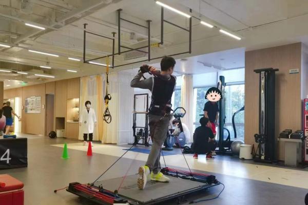 抛弃Switch！国产AI只用手机摄像头就把你的客厅变成了健身私教房(图1)