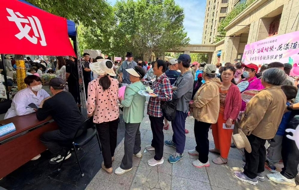 广场义诊惠民生 健康服务暖近郊——“慢病防治健康行”走进通州富力尚悦居社区