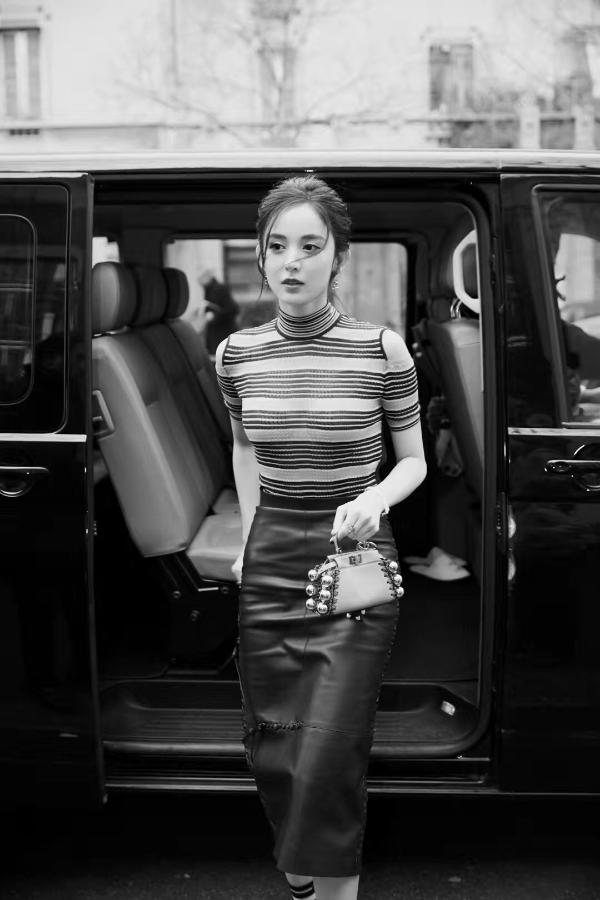 娜扎淑女造型现身米兰看秀 黑色皮裙优雅中增添一抹帅气_tom明星