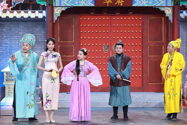 欲上"华府"求亲,丫蛋则饰演了华府的"丑小姐"十三香,与另一位"美丫鬟"