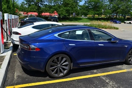 10年特斯拉Model S车主曝电池衰减仅6%，你会为电动车电池衰减担忧吗？
