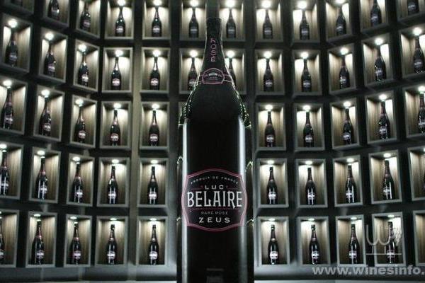 法国推出“世界上最大瓶”的起泡酒