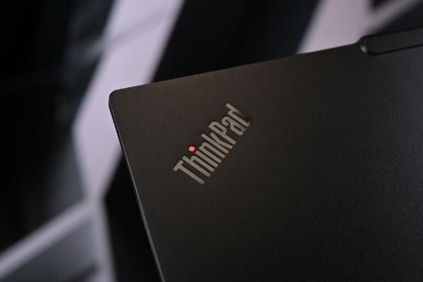 ThinkPad E14 2025评测：硬盘换上长江存储PC411，性能续航双提升