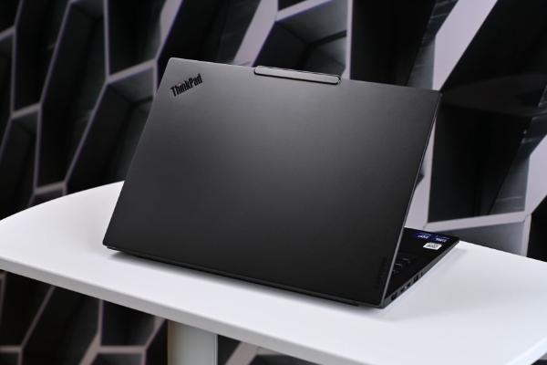 ThinkPad E14 2025评测：硬盘换上长江存储PC411，性能续航双提升
