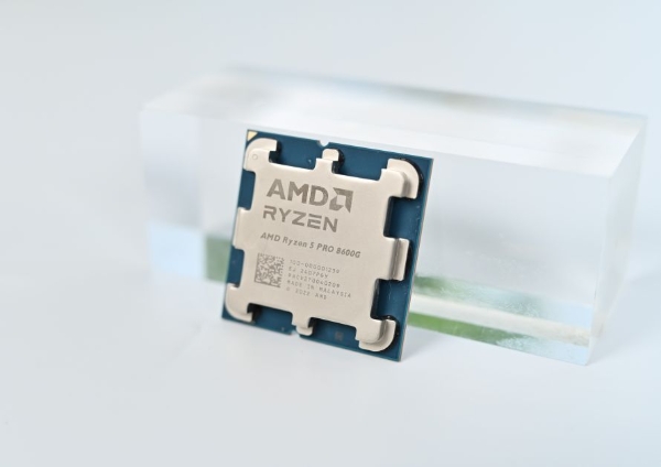 8600G 侧写.jpg
