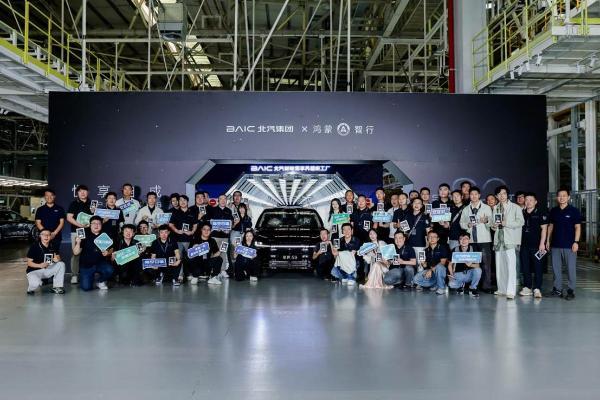 问鼎30万+新能源轿车销量榜后 享界LOGO焕新并剧透全新旅行车