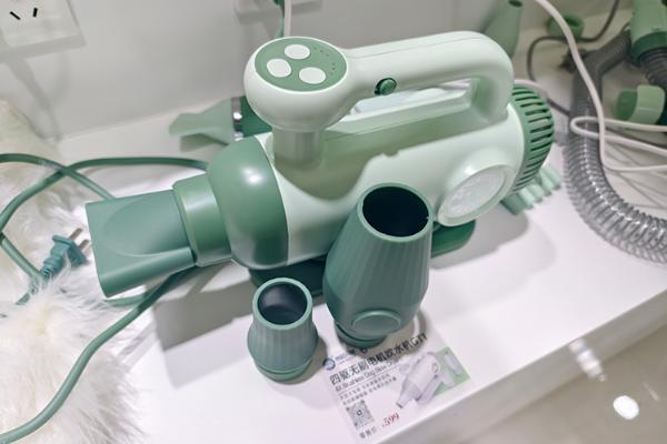 给狗子吹水不再受罪！来旺兄弟在2025亚宠展展示多款实用吹水机