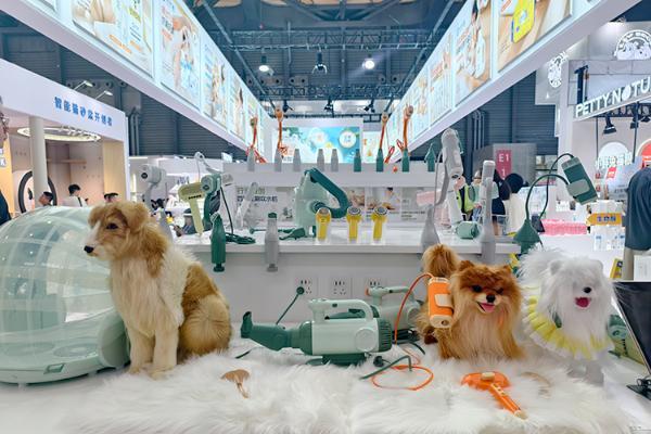 给狗子吹水不再受罪！来旺兄弟在2025亚宠展展示多款实用吹水机