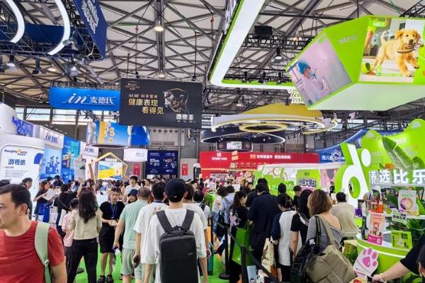 逛完2025亚洲宠物展，我发现养猫养狗已经进入“智能时代”