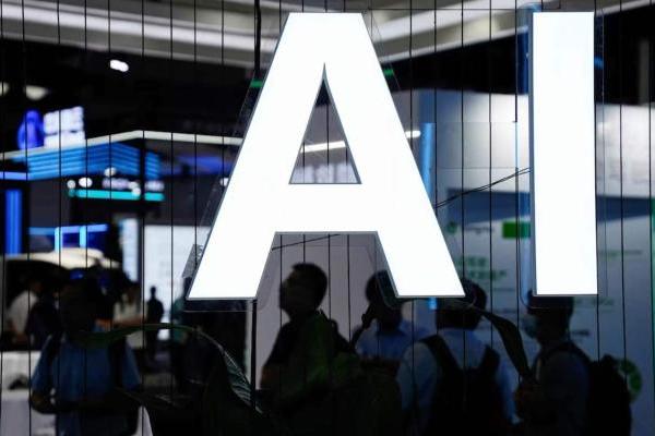 耶鲁法学院教授：除了AI在狂飙，美国经济一片萧条