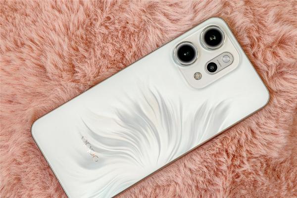 超大杯才是真的爽：长江存储UC341让OPPO Reno14进入“大时代”