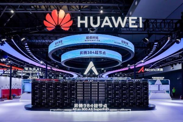 全球AI数据中心越造越大，网络连接技术成为创新重点