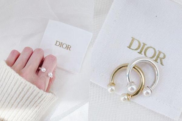 五千内名牌饰品隐藏版！Dior戒指、LV手链、罗意威耳环就从这几款收藏，送礼犒劳通通满分！