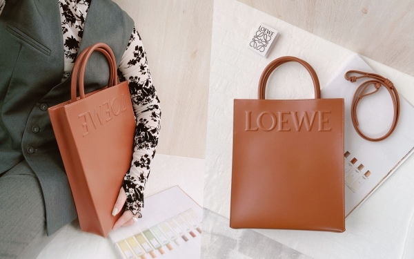 LOEWE官网新款「皮革托特包」价格尺寸一次看！附背带可肩揹、实用度满分太心动，一揹就想直接结帐！