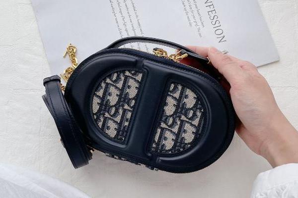 最瞩目Dior老花小包现身！经典Oblique缇花相机小包&可拆链带太贴心，时尚迷荷包准备！