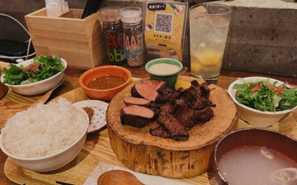 肉食控注意！东京必吃美食推荐：牛舌定食、平价烧肉吃到饱、和牛汉堡、寿喜烧、猪排…10间人气餐听特搜！