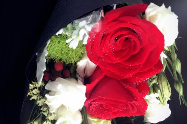 热播中！刘亦菲《玫瑰的故事》电视剧金句摘抄「爱情很重要，但人不能只有爱情，否则它就会反过来消耗你」！
