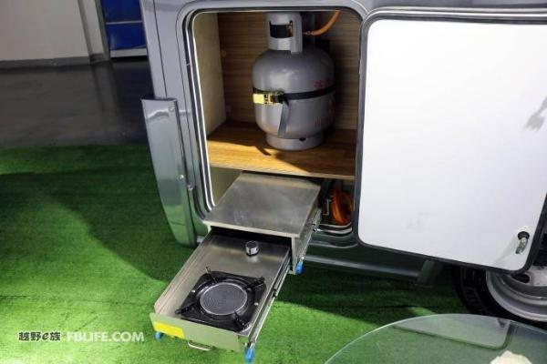 华晨in1房车车身侧面的外置厨房就充分考虑到国人做饭时油烟大难以
