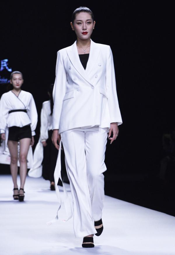 直击fs时装秀设计师郝为民诠释华夏图腾的光彩