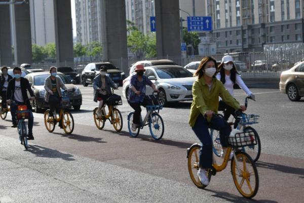 重回八十年代！地铁公交出行受限，大量北京市民今早骑行上班；奥密克戎再进化，新变种或能逃避免疫保护