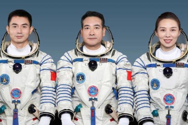 英雄归来！神十三航天员首次公开亮相，听神十三航天员乘组分享“太空感悟”