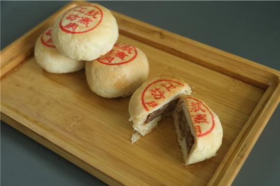 东航航班推出中秋传统美食，冰皮月饼、鲜花月饼、鲜肉月饼……飘香万米高空