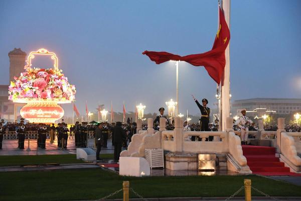我爱你祖国！北京天安门广场举行2022年国庆升旗仪式