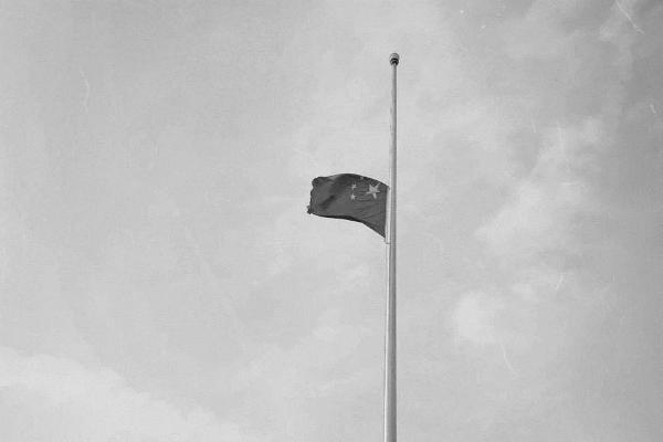 沉痛悼念，江泽民同志因病在上海逝世 | 天安门广场下半旗，志哀！