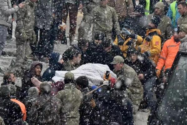 土耳其严重强震，致使土、叙两国超3800人遇难，民众无家可归