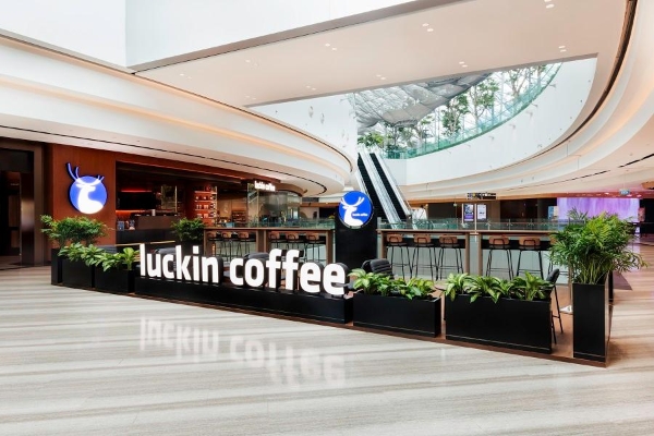 瑞幸咖啡新加坡星耀樟宜机场店开业 周边产品首次亮相狮城门店