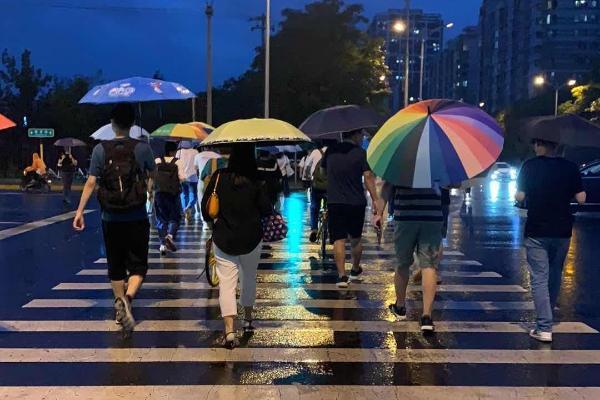 为何千里之外的杜苏芮会让北京持续暴雨？遇暴雨如何自救？这份指南请仔细看！   