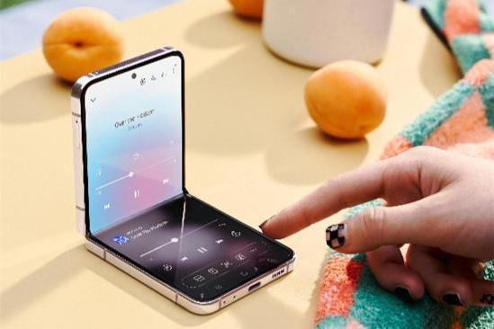 外观设计与内在功能的完美连通 三星Galaxy Z Flip5展全能实力