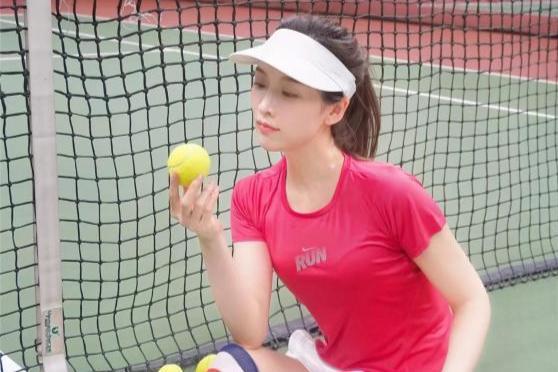 “网球女神”朱梓橦健身球场穿搭，172身高大长腿，时尚与运动融合