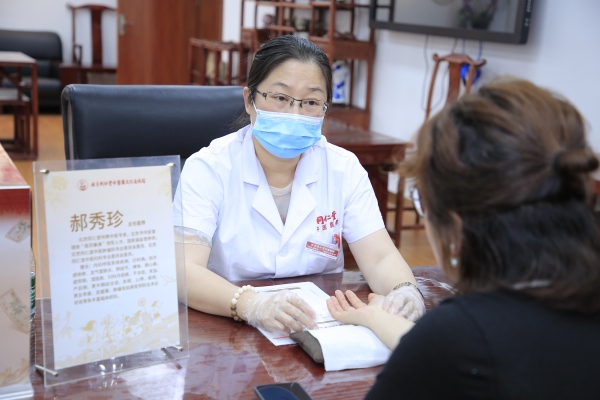 岐黄薪火照校园 药王节里话传承 北京同仁堂点亮文化传承新图景