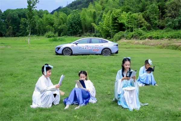 向大山出发：一场乡村阅读公益的年度轨迹