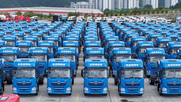 300台龙擎快递牵引车交付中通！东风商用车助力物流效率再提速