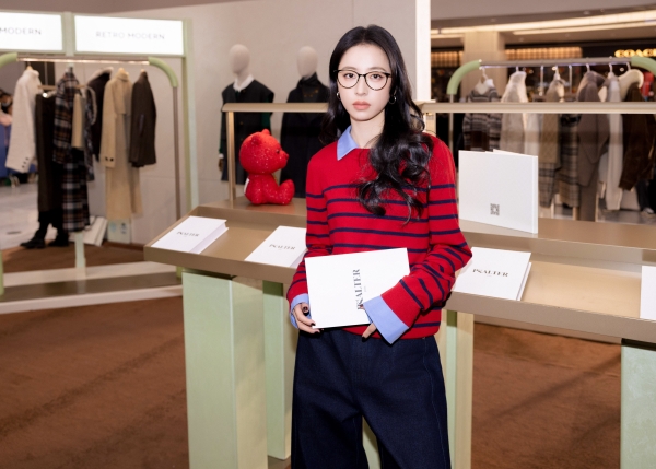 周雨彤亮相PSALTER诗篇20周年快闪，演绎智趣暖冬！ 