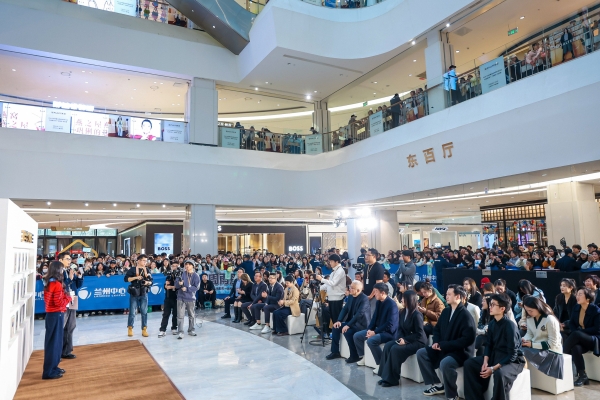 周雨彤亮相PSALTER诗篇20周年快闪，演绎智趣暖冬！ 