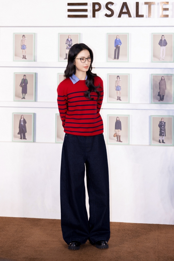 周雨彤亮相PSALTER诗篇20周年快闪，演绎智趣暖冬！ 