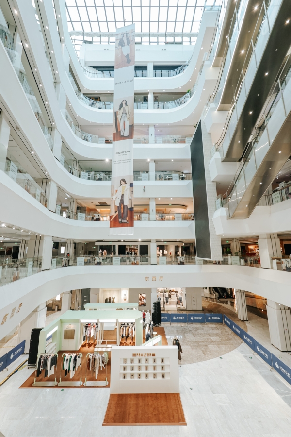 周雨彤亮相PSALTER诗篇20周年快闪，演绎智趣暖冬！ 