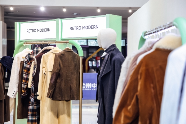 周雨彤亮相PSALTER诗篇20周年快闪，演绎智趣暖冬！ 