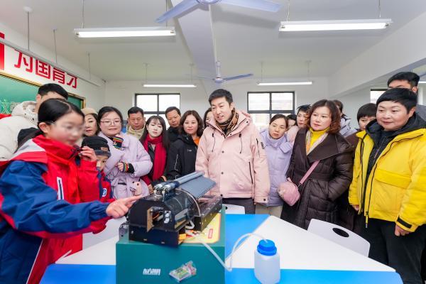  汇成百年专项基金“汇爱童行”科技教室落地太行山乡村学校 