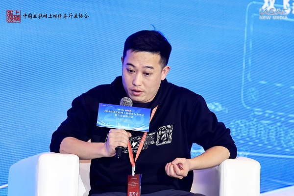 OLED 技术引领行业！泰坦军团亮相全国上网服务行业年度生态创新大会 斩获权威大奖 