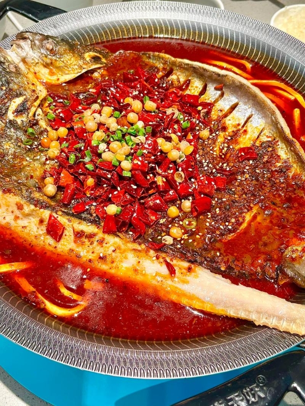 社交平台刷屏！半天妖红花椒烤鱼为何成为今冬餐饮新“顶流”？