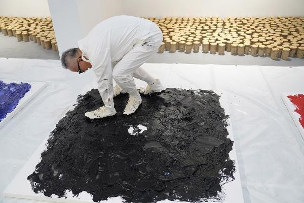  一场关于创造力实验的“爬行”艺术，杨烨炘艺术展在上海开幕 