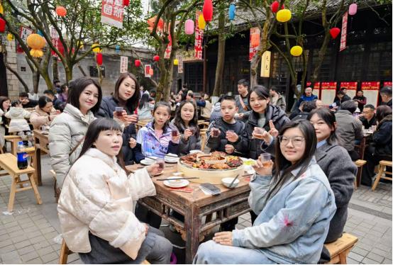 安仁古镇张灯结彩迎新春：百年公馆里体验沉浸式年味，古镇市集中邂逅热闹中国年